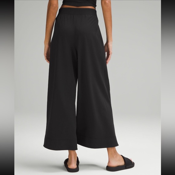 Lululemon Navy Stretch Woven High-Rise Wide-Leg Cropped Pants - Picture 5 of 7